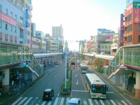 「오테 스카이덱」과 아케이드에 의해 보행자 동선이 확보된 오테도리(나가오카 역 앞). 중앙부에는 녹설파이프가 매설되어 있다.