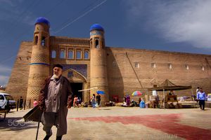 2014년 히바의 팔반 문 사진. 19세기 초에 건설되었으며 대규모 노예 시장과 처벌 및 처형의 중심지로 알려져 있다.