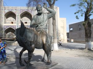 나스레딘 호자 동상: 중앙아시아, 아프가니스탄, 파키스탄 어린이 민담의 중심 인물인 나스레딘 호자의 금속 조각상이 낙타 위에 앉아 한 손은 가슴에, 다른 한 손은 머리 위에 '괜찮아요' 표시를 하고 있다.