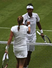 2012년 윔블던에서 페트라 크비토바와 함께한 아만무라도바