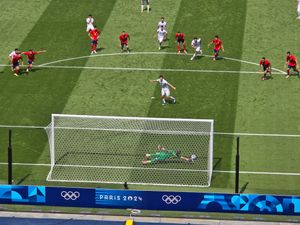 2024 하계 올림픽에서 득점하는 엘도르 쇼무로도프