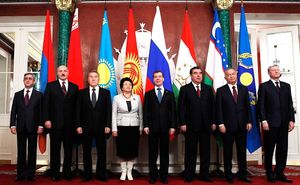 2010년 모스크바 크렘린궁에서 열린 집단안보조약기구(CSTO) 회의에 참석한 카리모프(오른쪽에서 두 번째)