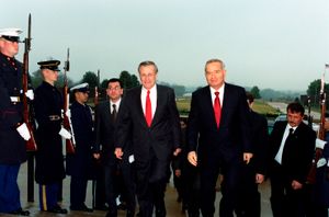 2002년 3월 13일 펜타곤에서 미국 국방장관 도널드 럼즈펠드(Donald H. Rumsfeld)와 만난 카리모프