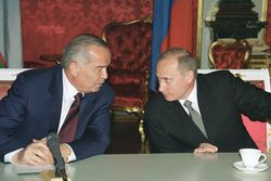 블라디미르 푸틴 러시아 대통령과 회담하는 카리모프(2001년)