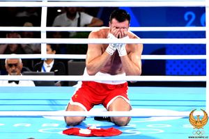 2024년 하계 올림픽에서 금메달을 획득한 후, 자롤로프가 자신의 유니폼을 링 가운데에 놓으며 아마추어 복싱 은퇴를 상징적으로 표현하고 있다.