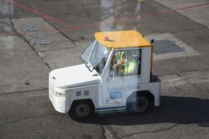 타슈켄트 국제공항의 견인 트랙터