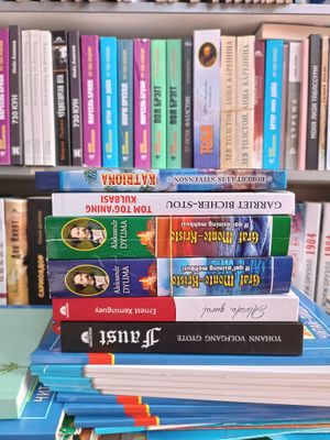 우즈베크어로 번역된 책 표지. 라틴 문자와 키릴 문자가 모두 널리 사용됨을 알 수 있다.