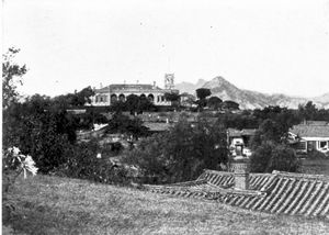 1900년경 촬영된 러시아 공사관.  경복궁(북쪽) 옆 언덕에 위치해 있었으며, 왕비 시해 직후 국왕이 사실상 감금된 곳과 인접해 있었다.