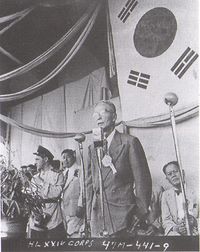 연설하는 서재필, 오른쪽 끝은 조병옥