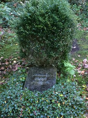 프리드리히 훈트가 묻힌 뮌헨 발트프리트호프(Munich Waldfriedhof)의 훈트-프피르쉬(Hund-Pfirsch) 가족 묘지