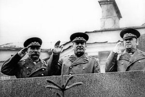 부됸니(왼쪽), 스탈린 (중앙), 게오르기 주코프 (오른쪽)은 1945년 모스크바 전승 기념 열병식에 참석했다.