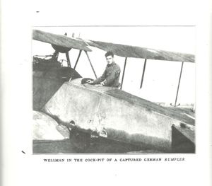 웰먼이 독일군에게서 노획한 룸플러에 탑승한 모습 (그의 1918년 저서 Go Get Em!...에서 발췌)