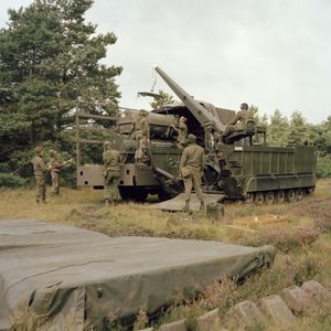 M688 궤도형 수송/적재 차량(M752와 동일한 차대를 사용)이 유틸리티 트럭에서 미사일을 옮기는 모습.