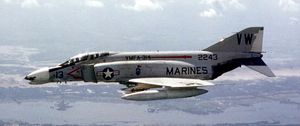 1968년 9월, VMFA-314 소속 미 해병대 F-4B가 베트남 공화국 상공을 비행하는 모습