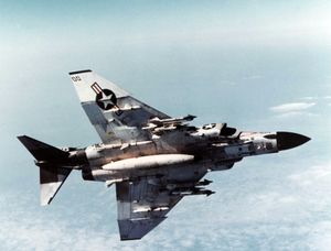 AIM-9 사이드와인더 및 AIM-7 스패로우 미사일을 장착한 VF-96 F-4J "쇼타임 100" (1972)