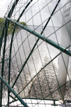 운행 중인 에어보트의 안전 케이지