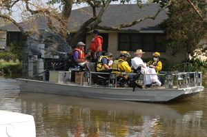 허리케인 카트리나로 인한 홍수 발생 후, 에어보트로 이동하는 주민들