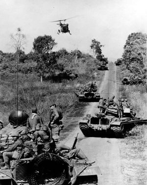 1966년 4월 1일 플레이쿠 서쪽 베트남 도로를 따라 방어적인 헤링본 대형으로 배치된 M48 전차