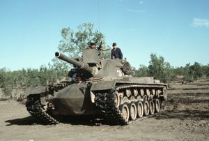 M48 패튼 중형 전차가 미-스페인 연합 군사 훈련 CRISEX '83에 참가하고 있다.