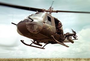 베트남 전쟁에서 운용 중인 벨 UH-1B 건십