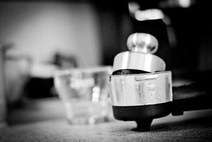 탬퍼가 있는 가정용 에스프레소 머신의 포타필터