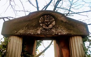 폴란드 슈프로타바(Szprotawa)의 프리메이슨 상징 예시