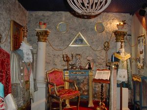 18세기의 장비. 벽에 프로비던스의 눈이 있다.