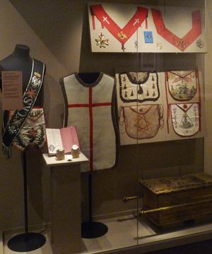 에이프런, 콜돈(비스듬히 걸치는 장식품), 외투 등.