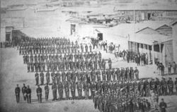 1879년 안토파가스타의 콜론 광장에 열병식 대형으로 서 있는 칠레 육군 제3대대