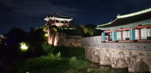 화홍문 외측과 방화수류정(좌)