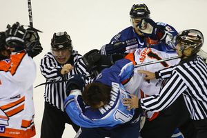 2009년 경기 중 싸움을 말리는 심판진, 도쿄