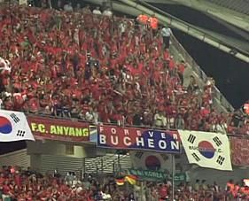 2006년 6월 18일 독일 라이프치히에서 열린 대한민국과 프랑스의 2006년 FIFA 월드컵 조별 예선 경기 당시에 부천 써포터즈가 내건 현수막. 현수막에는 "Forever Bucheon"라는 표어가 쓰여져 있다.