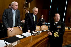 2010년, 상원 군사위원회 청문회를 앞두고 리버먼 상원의원과 존 매케인이 해군 마이크 멀런 합참의장과 이야기를 나누고 있다.