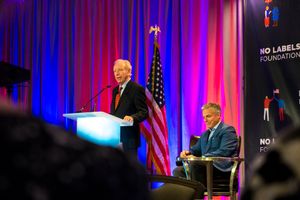 2016년 노 레이블즈 재단 행사에서 존 헌츠먼 주니어와 대화하는 리버먼