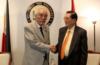 이시이 하지메(왼쪽)와 함께한 에닐레(2011년 5월 4일)