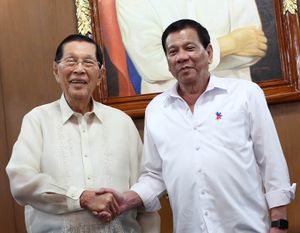 2017년 로드리고 두테르테 대통령과 악수하는 엔릴레 상원의원