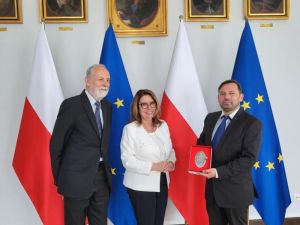 폴란드 상원 의장 말고르자타 키다바-브워스카(Małgorzata Kidawa-Błońska)가 2024년 다비드 융(Dawid Jung)에게 폴란드 공화국 상원 훈장을 수여하는 모습