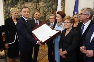 안제이 두다가 세임(Sejm) 원로회의 및 상원 원로회의와 회의하는 모습