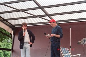 1985년 인터뷰 중인 니니스퇴