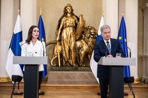 2022년 5월 15일 나토 가입 의사를 발표하는 기자 회견에서 마린과 사우리 니니스퇴 대통령