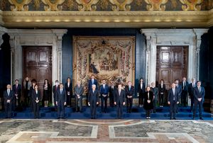 취임 선서 후 퀴리날레 궁에서 드라기와 그의 내각