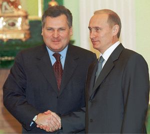 2001년 10월 모스크바에서 러시아 대통령 블라디미르 푸틴과 함께한 크바시니에프스키