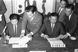 김현옥 서울특별시장과 박영준 한국전력주식회사 사장이 전차궤도사업 양도·양수에 관한 조인식을 하고 있다.