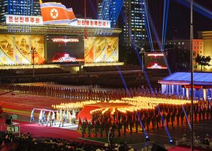 2023년 7월 27일 북한 평양에서 열린 열병식에서 총독부 청사의 그림이 공개되고 있다 (왼쪽)