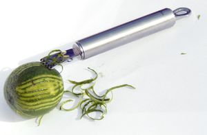 라임의 제스트를 내는 모습; 녹색 플라베도 아래 흰색 중과피가 보임