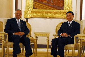 미국 국무장관 콜린 파월과 태국 총리 탁신 친나왓이 2002년 태국 정부청사에서