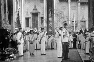 1945년 스위스에서 귀국한 아난타 마히돈 국왕(가운데). 프리디 파놈용(왼쪽)과 동생 푸미폰 아둔야뎃(오른쪽)과 함께 방콕에서 열린 공식 행사에 참석했다.