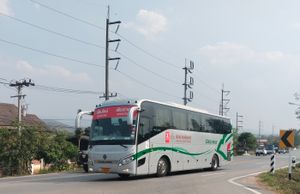 치앙마이와 치앙라이를 잇는 녹색 버스