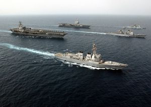 프랑스 항공모함 샤를 드 골(R-92)(후방)과 미국 해군 항공모함 로널드 레이건(CVN-76)이 페르시아만에서 CATOBAR 방식으로 합동 작전을 수행하는 모습.