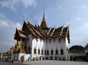 왕궁 내부의 두씻 마하 프라삿 즉위장. 라마 1세는 1782년 새로운 수도의 중심으로 이 궁전 건설을 명령했다.